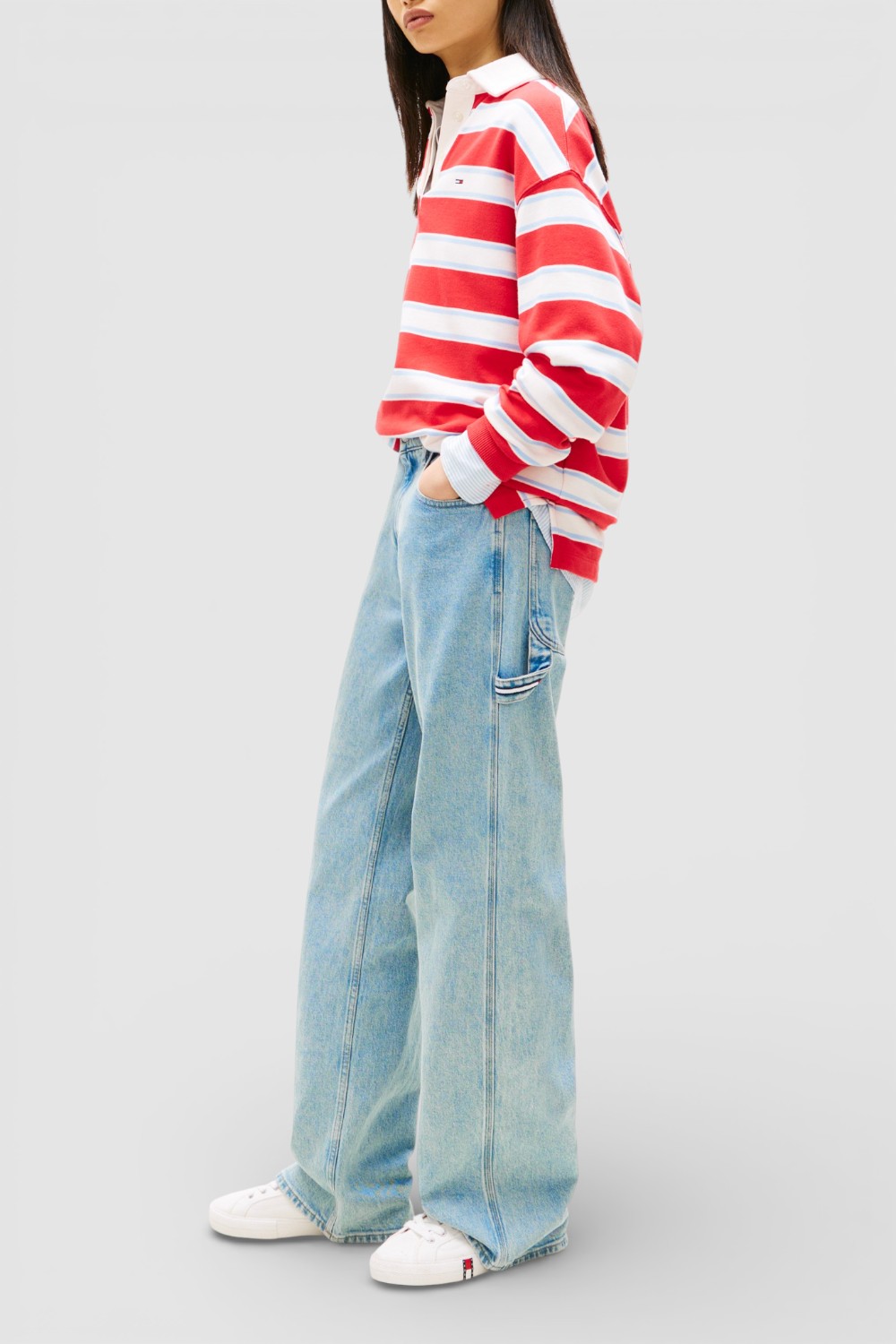 תמונת כל הלוק של מכנסי ג'ינס בגזרה משוחררת